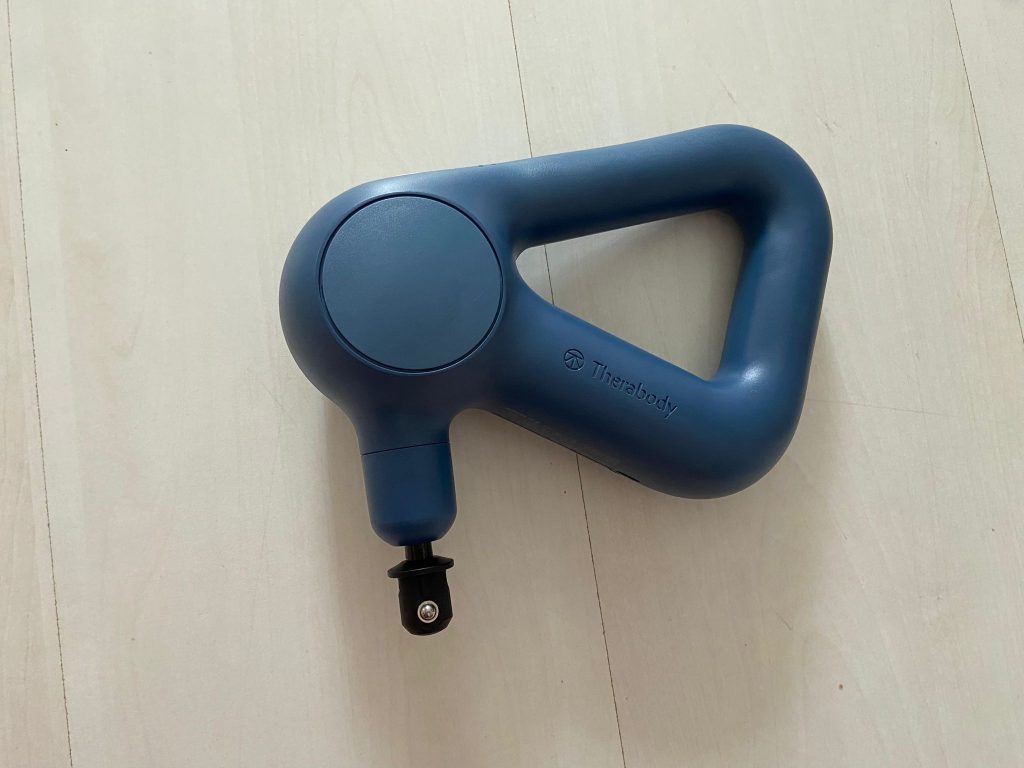 Theragun Relief Massagepistole von rechts