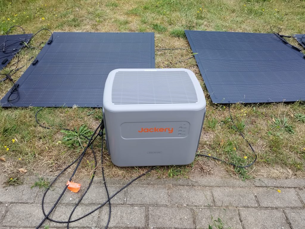 Titelbild-des-Jackery-Navi-2000-Balkonkraftwerks