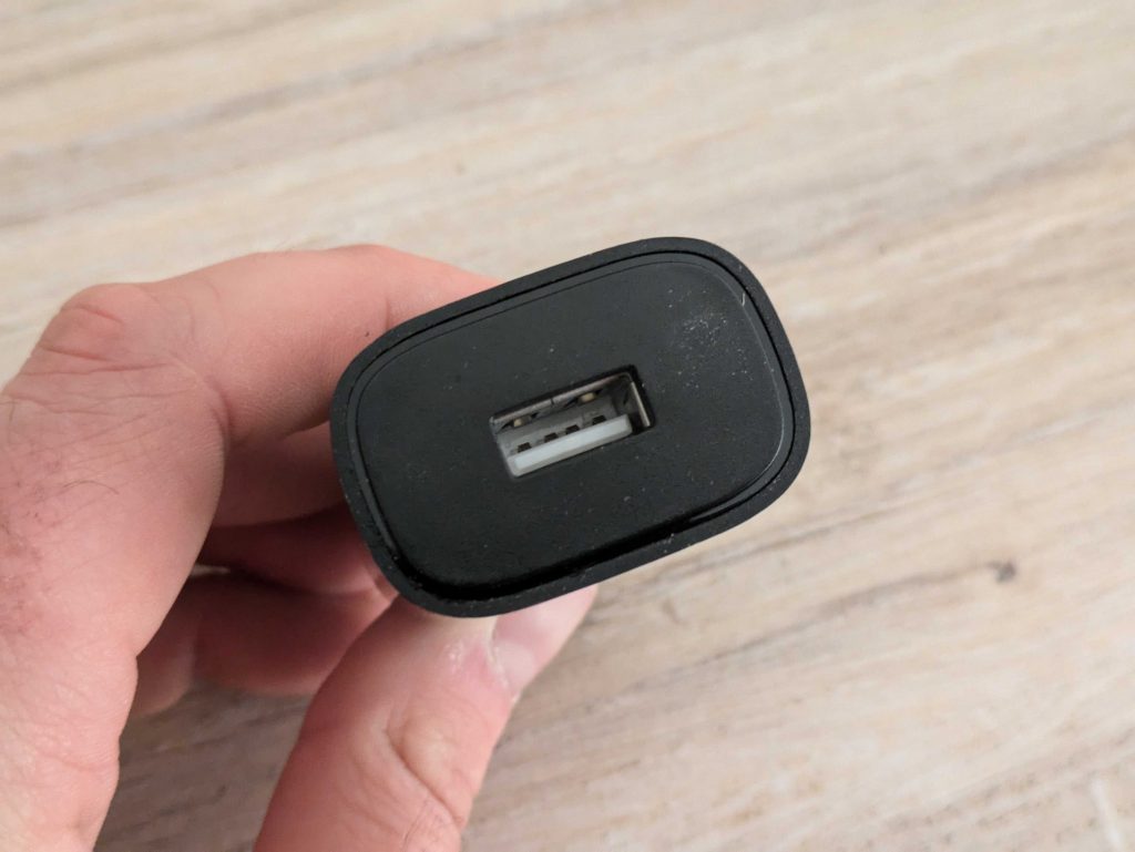 USB-Anschluss des Netzadapters des Grundig ProClub MS 8130 Rasierers