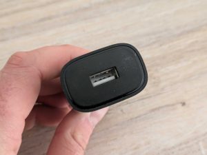 USB-Anschluss des Netzadapters des Grundig ProClub MS 8130 Rasierers