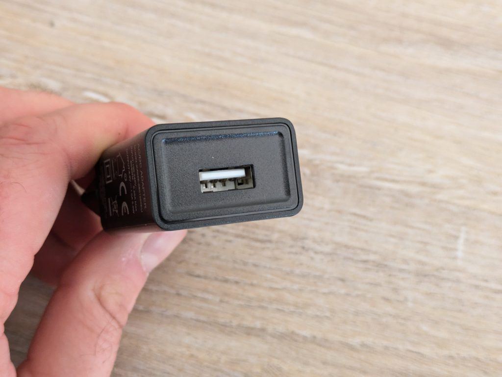 USB-Anschluss des Netzadapters des SweetLF SWS7105 Rasierers