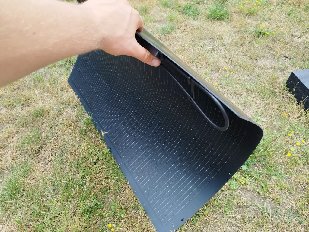 Verbogenes-Solarpanel-des-Jackery-Navi-2000-Balkonkraftwerks