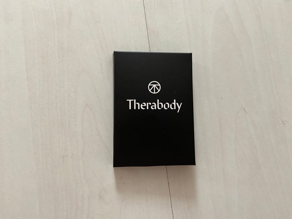 Verpackung der Anleitungen der Theragun Relief Massagepistole im Einsatz