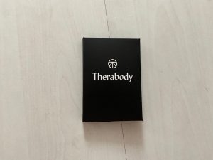 Verpackung der Anleitungen der Theragun Relief Massagepistole im Einsatz