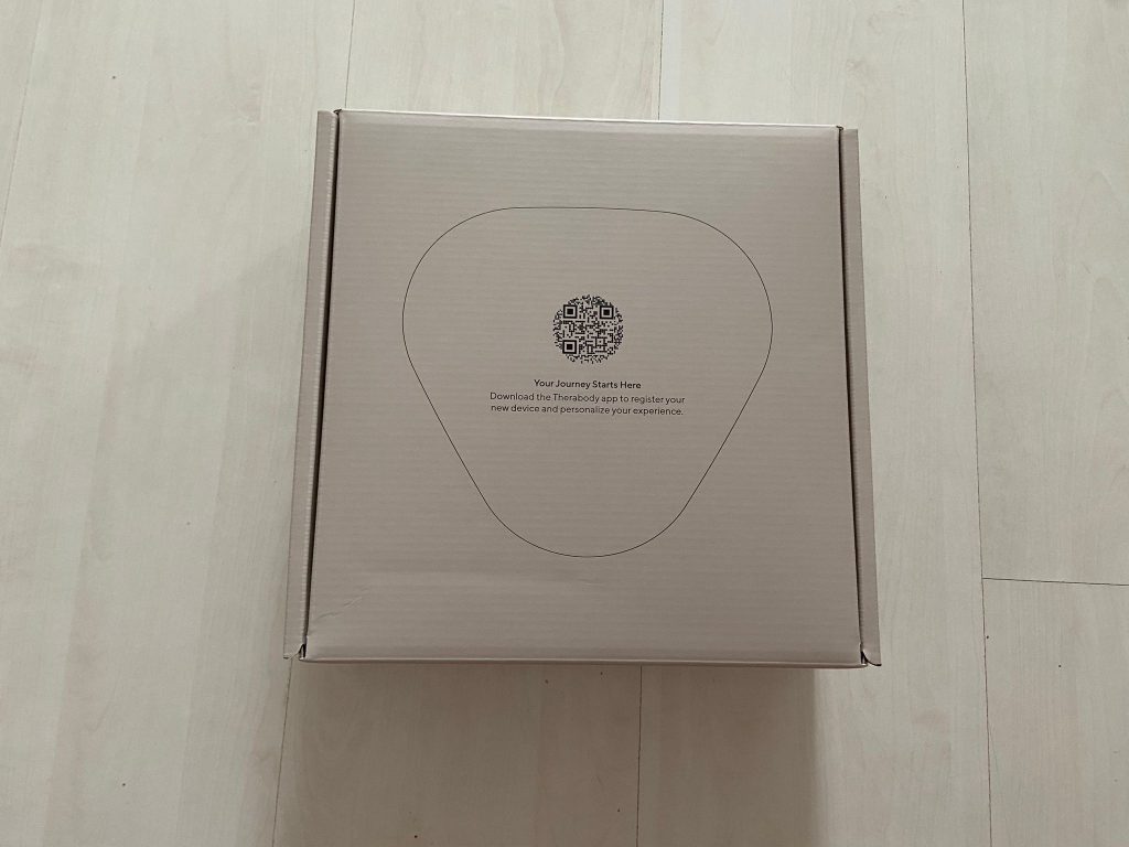 Verpackung der Theragun Relief Massagepistole von oben