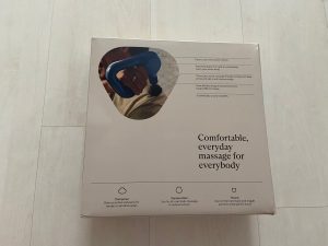 Verpackung der Theragun Relief Massagepistole von unten