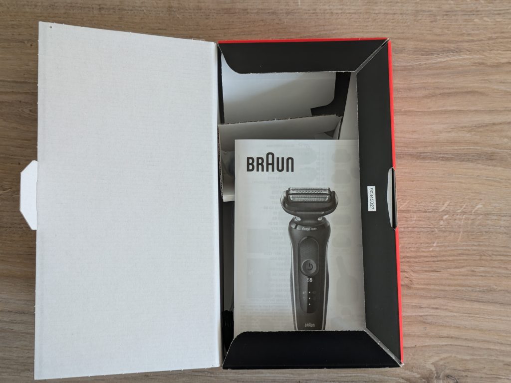 Verpackung des Braun Series 5 51-R1000s Rasierers geöffnet mit Anleitung