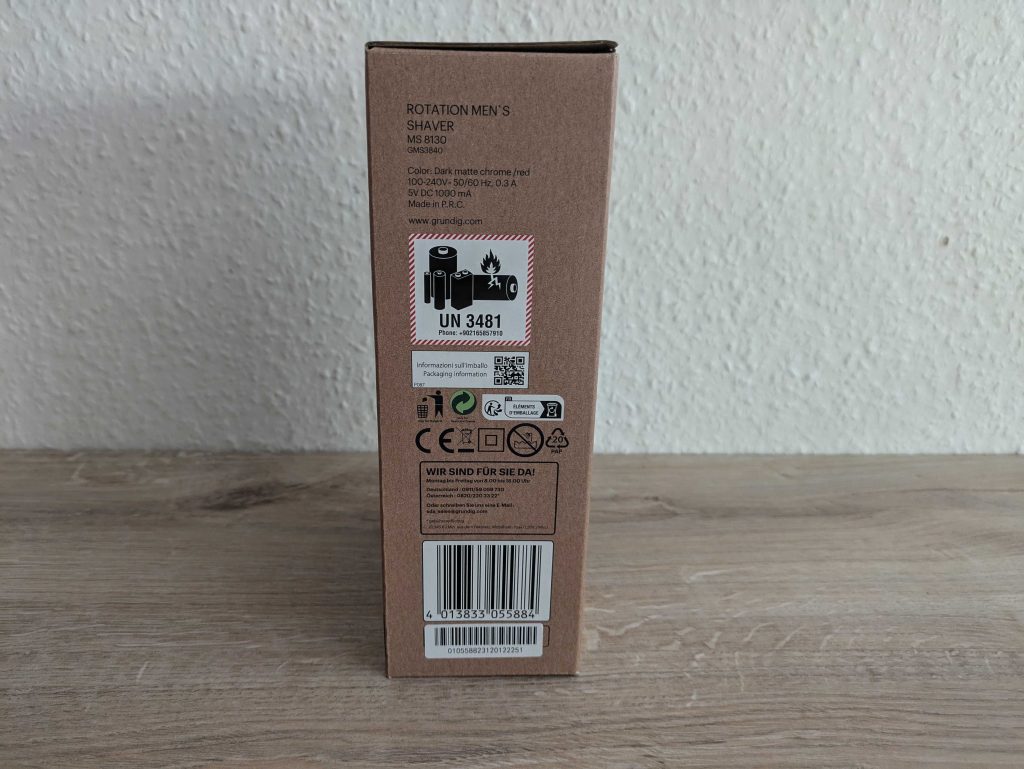 Verpackung des Grundig ProClub MS 8130 Rasierers von rechts