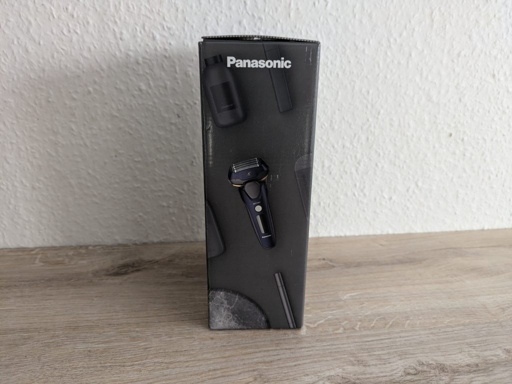 Verpackung des Panasonic ES-LV67A803 Rasierers von rechts