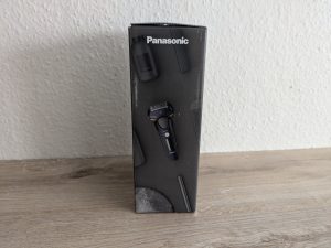 Verpackung des Panasonic ES-LV67A803 Rasierers von rechts