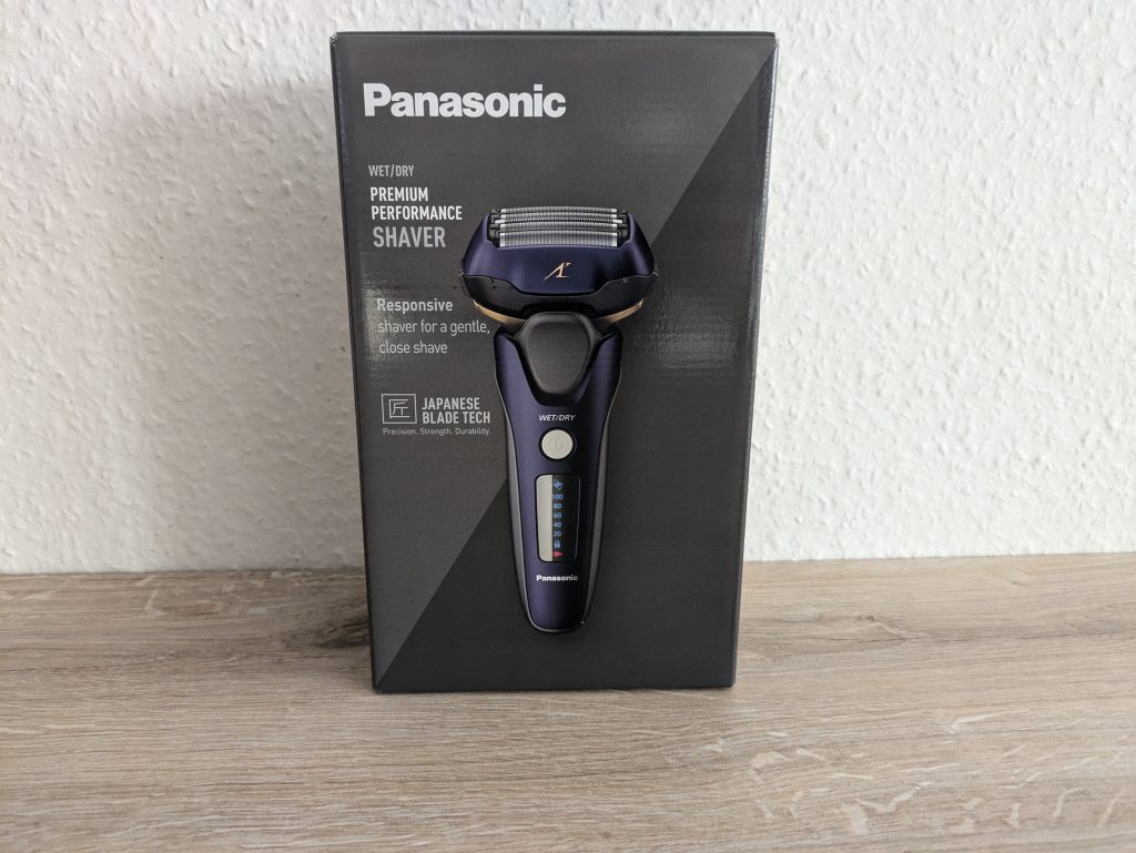 Verpackung des Panasonic ES-LV67A803 Rasierers von vorne