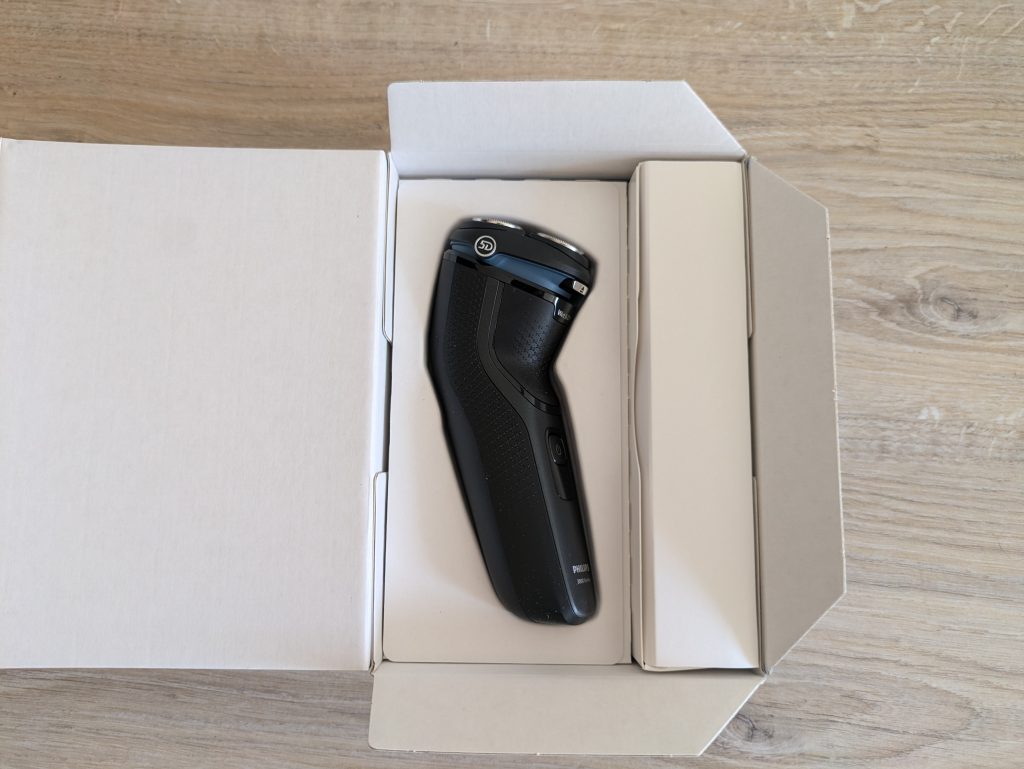 Verpackung des Philips Shaver Series 3000 Modell S314500 Rasierers geöffnet mit Rasierer