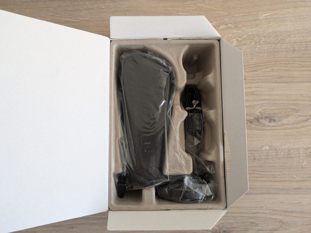 Verpackung des Philips Shaver Series 7000 Modell S788735 Rasierers geöffnet mit Tasche