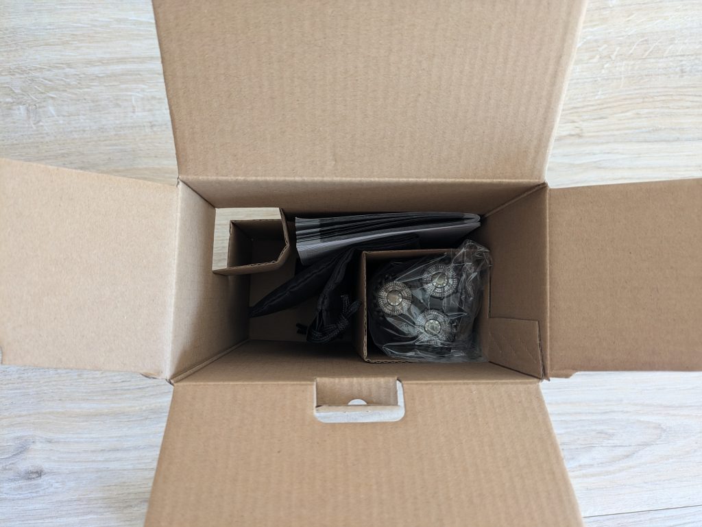 Verpackung des Remington R6 Aqua Rasierers geöffnet mit Rasierer