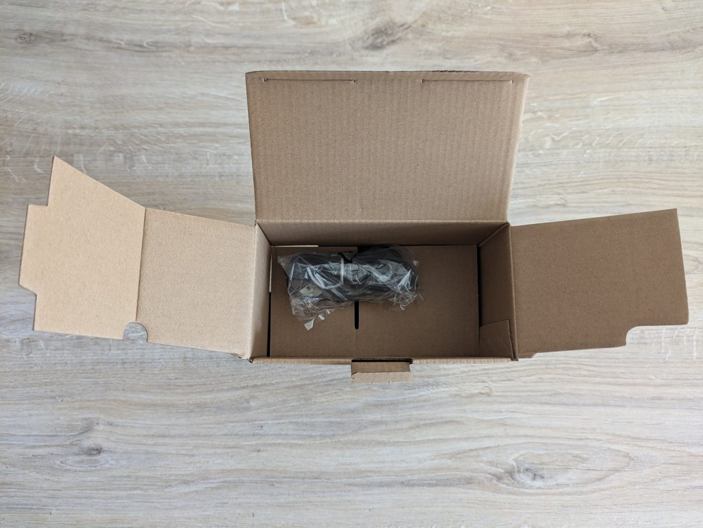 Verpackung des Remington R6 Aqua Rasierers geöffnet ohne Rasierer