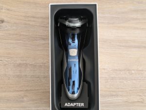 Verpackung des SweetLF SWS7105 Rasierers geöffnet mit Rasierer