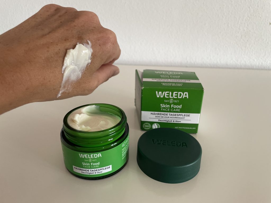WELEDA Skin Food Face Care Feuchtigkeit & Glow Gesichtscreme auf der Haut