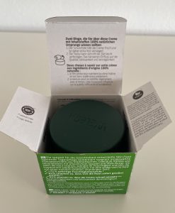 WELEDA Skin Food Feuchtigkeit & Glow Gesichtscreme in der geöffneten Verpackung