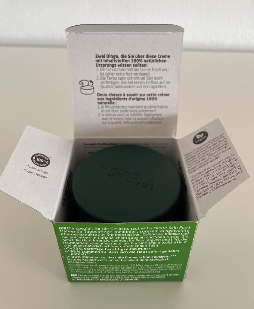 WELEDA Skin Food Feuchtigkeit & Glow Gesichtscreme in der geöffneten Verpackung
