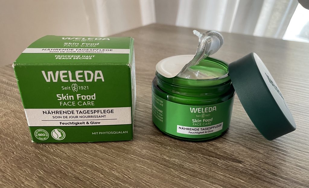 WELEDA Skin Food Feuchtigkeit & Glow Gesichtscreme leicht geöffnet