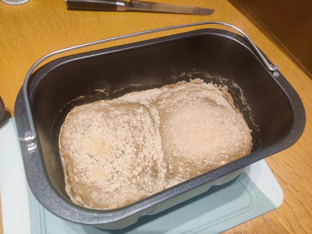 Arebos 4260627427741 Brotbackautomat fertiges Brot in Backform