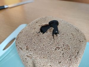 Elite Gourmet EBM8103B Brotbackautomat Knethaken beim Entfernen