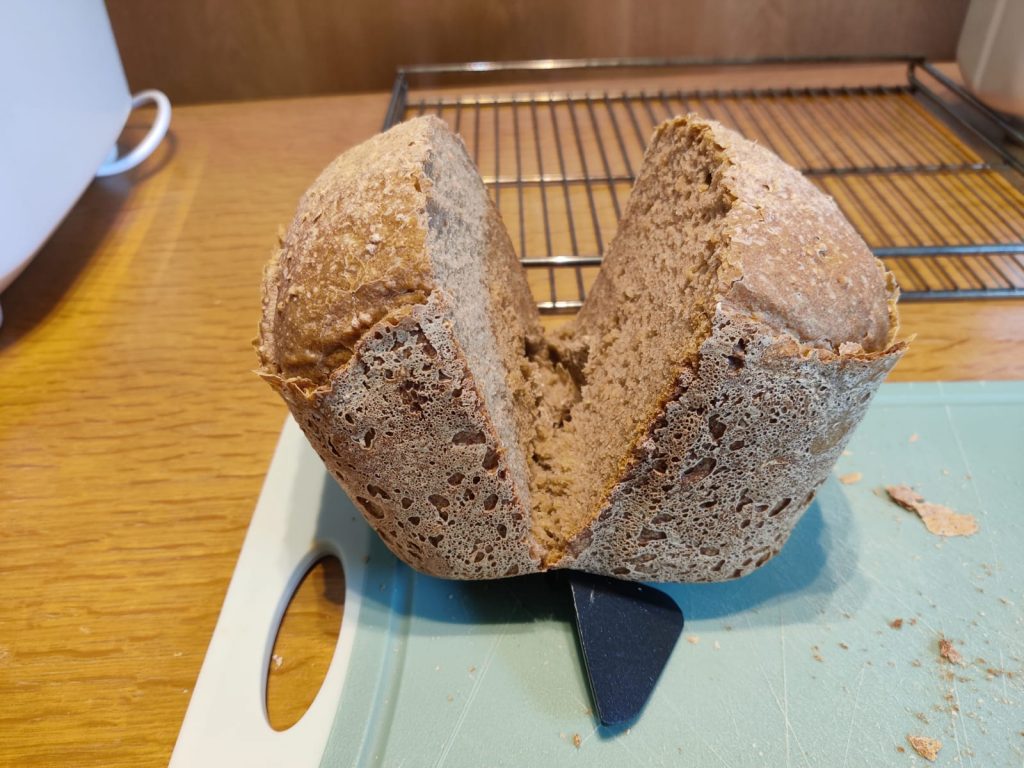 Medion MD 11011 Brotbackautomat fertiges Brot aufgeschnitten mit Knethaken