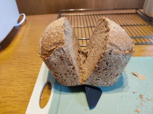 Medion MD 11011 Brotbackautomat fertiges Brot aufgeschnitten mit Knethaken