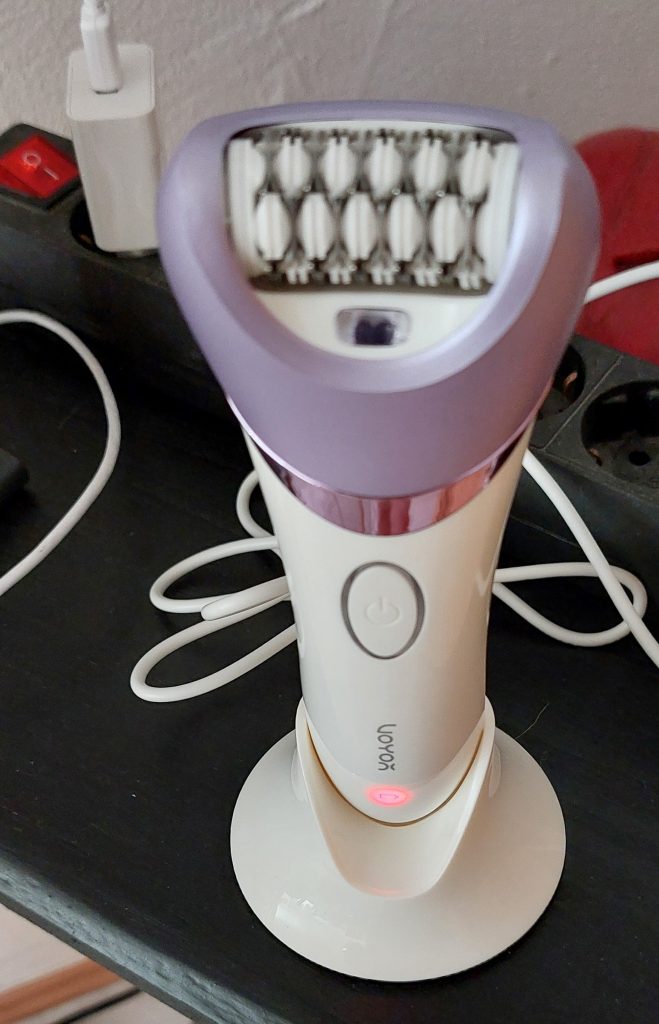 VOYOR BM300 Epilierer beim Ladevorgang
