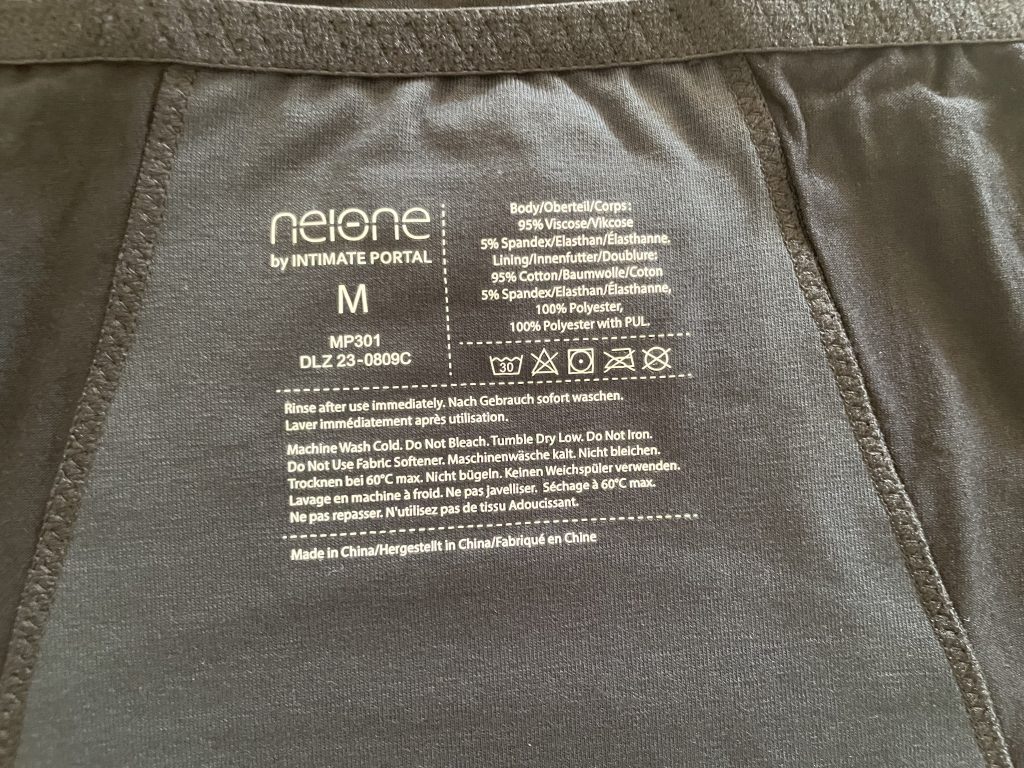 neonie by Intimate Portal Hipster-Panty Periodenunterwäsche Nahaufnahme Material- und Pflegehinweise im Slip