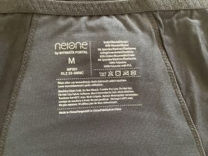 neonie by Intimate Portal Hipster-Panty Periodenunterwäsche Nahaufnahme Material- und Pflegehinweise im Slip