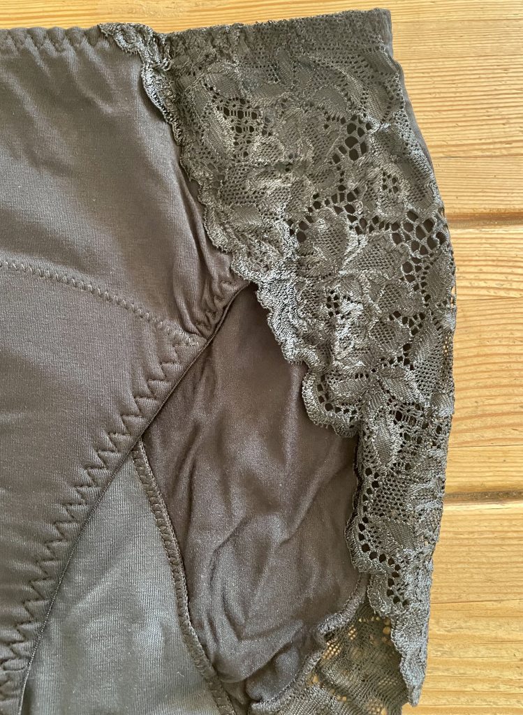 neonie by Intimate Portal Hipster-Panty Periodenunterwäsche Nahaufnahme dekorativen Spitze