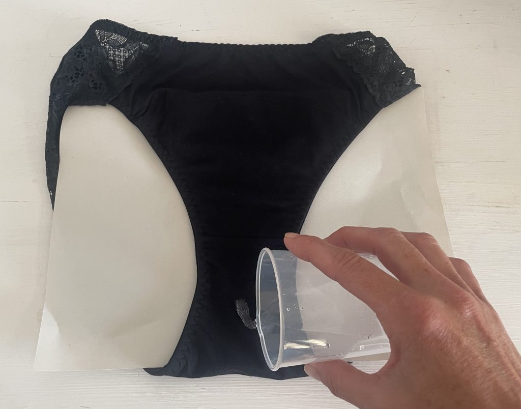 neonie by Intimate Portal Hipster-Panty Periodenunterwäsche beim Begießen mit Wasser