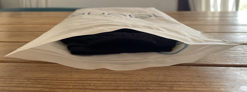 neonie by Intimate Portal Hipster-Panty Periodenunterwäsche in der geöffneten Verpackung