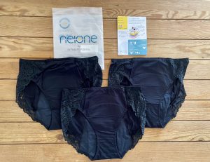 neione by Intimate Portal Hipster-Panty Periodenunterwäsche mit Verpackungsbeutel und Produktflyer