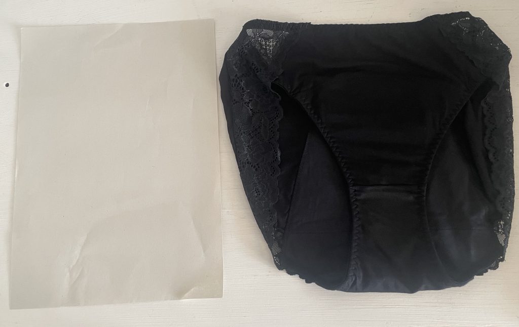 neonie by Intimate Portal Hipster-Panty Periodenunterwäsche nach dem Wassertest mit Blatt Papier