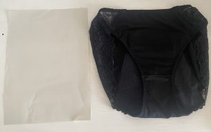 neonie by Intimate Portal Hipster-Panty Periodenunterwäsche nach dem Wassertest mit Blatt Papier