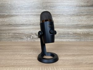 Logitech G Blue Yeti Nano Mikrofon aufgebaut