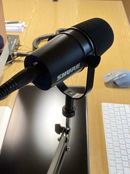 Shure MV7X Mikrofon mit angeschlossenem Kabel
