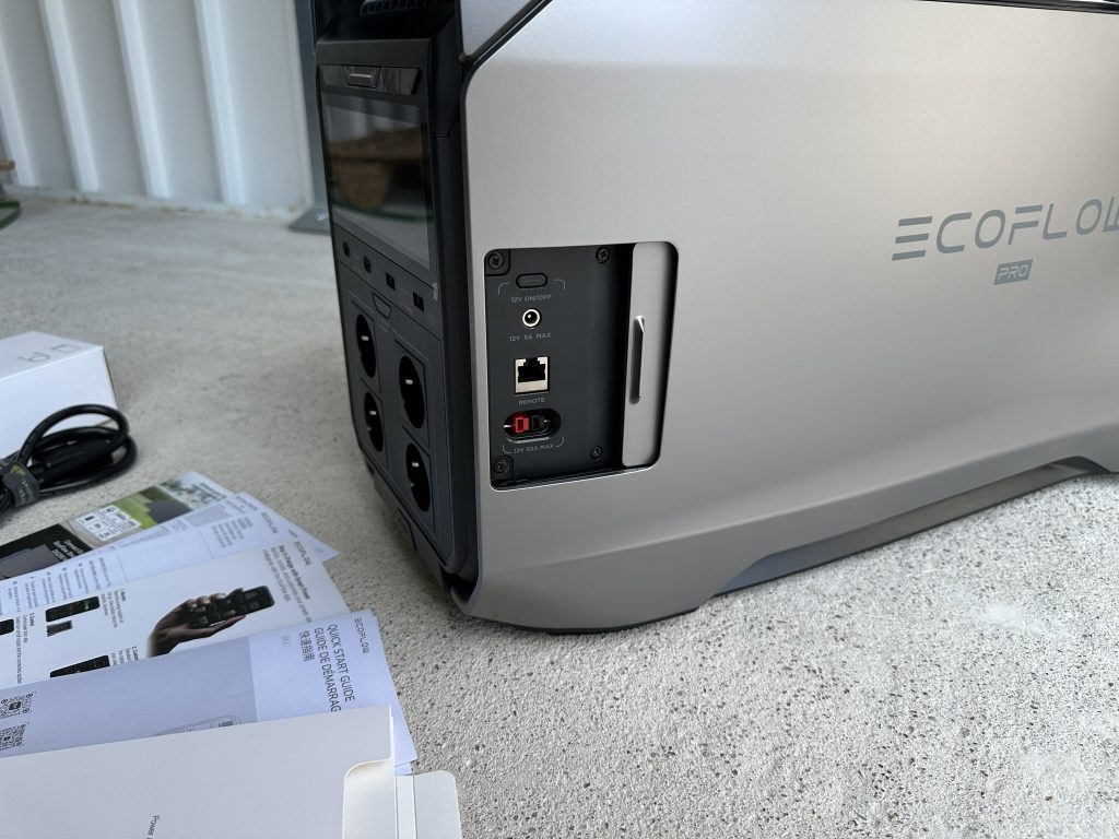 10-EcoFlow-DELTA-Pro-3-anschlussklappe-offen