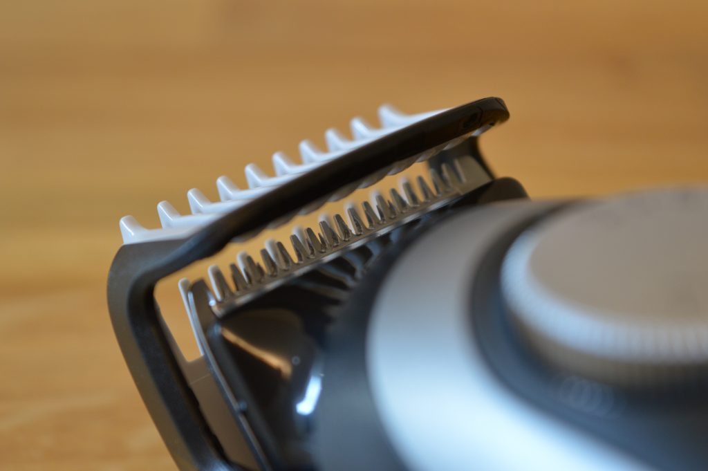Braun BT9420 Bartschneider Detailansicht Klinge mit Kammaufsatz