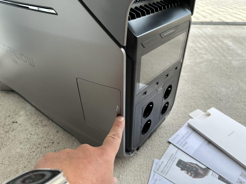 11-EcoFlow-DELTA-Pro-3-weitere-seitenklappe