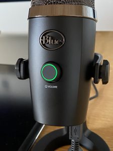 Logitech G Blue Yeti Nano Mikrofon Detail Lautstärkeregler Kopfhörer