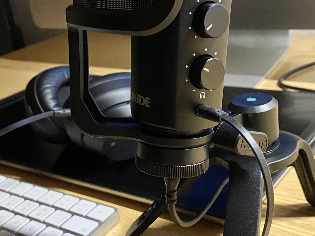 RØDE NT-USB+ Mikrofon Detail Kofhörer angeschlossen
