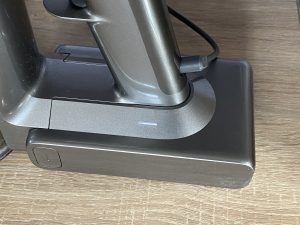 Dreame R20 Akku-Staubsauger beim Akkuladen