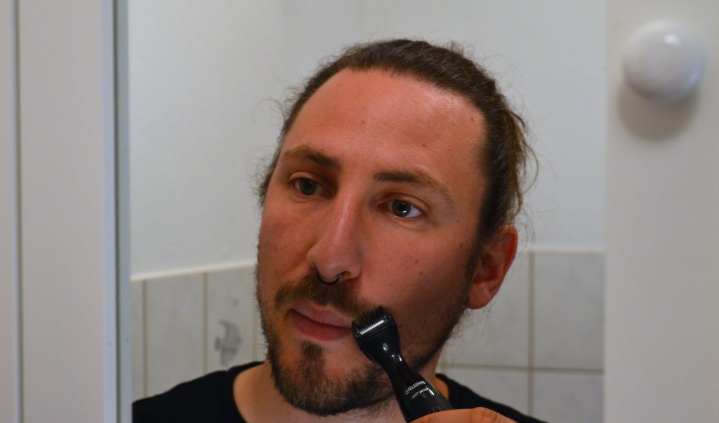 Philips MG1100-16 Multigroom Bartschneider beim Trimmen des Oberlippenbarts