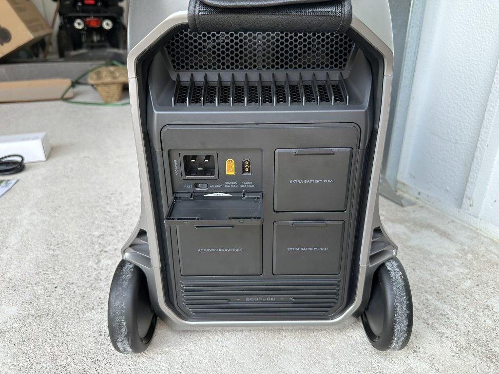 16-EcoFlow-DELTA-Pro-3-rueckseite-anschlussklappe