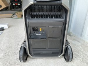 16-EcoFlow-DELTA-Pro-3-rueckseite-anschlussklappe