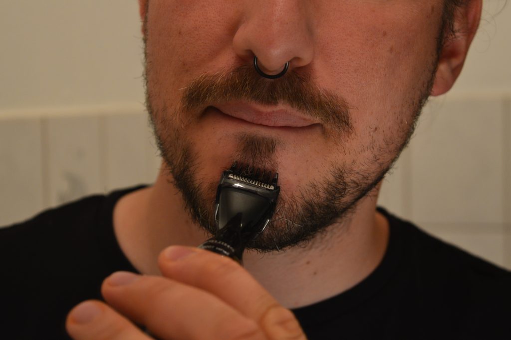 Philips MG1100-16 Multigroom Bartschneider beim Bart Trimmen am Kinn