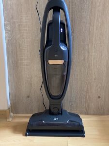 AEG QX6-1-45AN Akku Staubsauger beim Laden